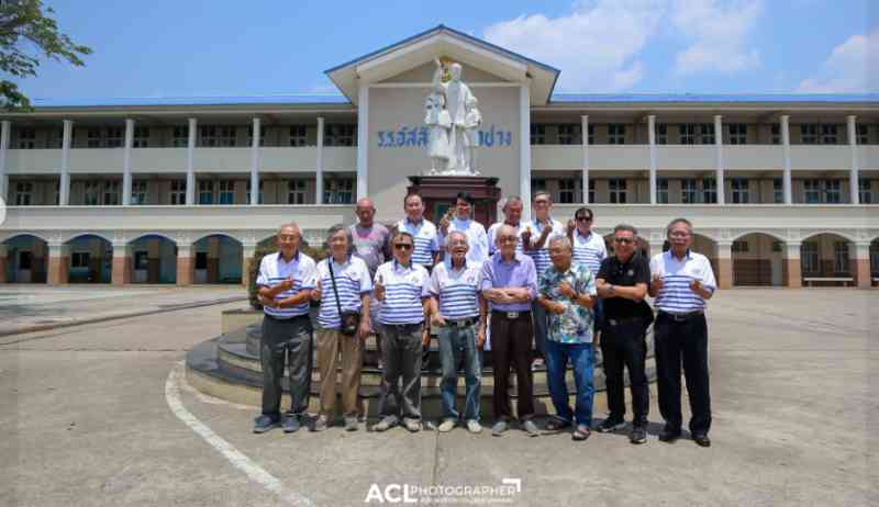 ศิษย์เก่า มศ.3 รุ่น 2508 พบผอ.โรงเรียน มอบเงิน
